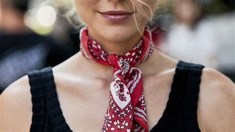 Aprende a lucir con estilo una pañoleta en tu cuello con estos