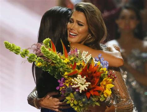 PHOTOS Iris Mittenaere élue Miss Univers tous les clichés du défilé en bikini au sacre Voici