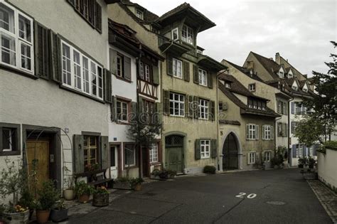 Basel En Suiza Tiene Un Hermoso Centro Histórico Con Muchos Edificios