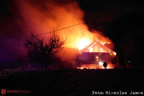 Nocny Po Ar Pustostanu W Ha Cnowie Wok Budynku Lata Snop Iskier Foto