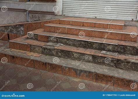 Una Vecchia Scala Esterna Di Pietra Gradini Di Cemento Di Pietra Delle