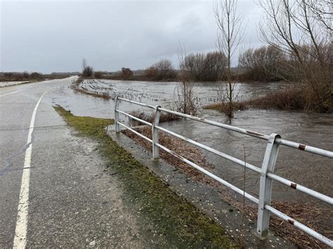cortada al trafico la carretera entre calzadilla  pumarejo de tera por