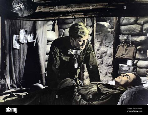 Hinter Feindlichen Linien War Hunt Robert Redford John Saxon Stock