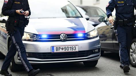 Bandenkrieg Polizei Verst Rkt Pr Senz In Wien Oe At