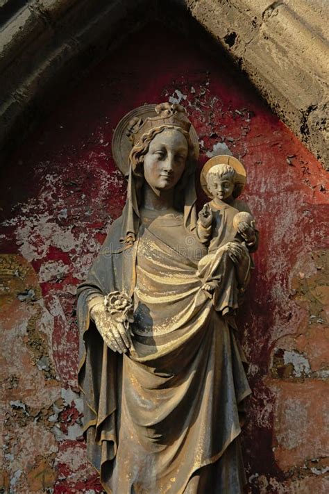 Estatua De La Virgen María Y Del Bebé Jesús Foto de archivo Imagen de