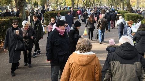 Wszystkich Świętych Tłumy na cmentarzach w całej Polsce Wiadomości