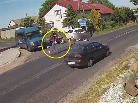 Bardzo groźny wypadek z udziałem motocykla i auta osobowego Dziewczynę