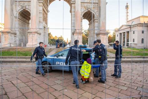 Ultima Generazione Protesta Ancora Imbrattato L Arco Della Pace A