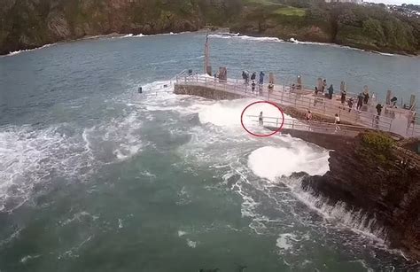 V Deo Menina Arrastada Para O Mar Por Ondas Gigantes Em Praia Brit Nica