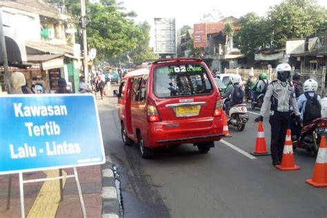 Foto Jalan Depan Stasiun Lenteng Agung Sering Macet Dishub Pasang