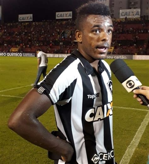 Marcos Vinícius exalta atuação do Botafogo e mira G4 do Brasileiro