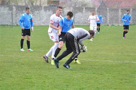 Fotbal Liga a IV a CSM Vulcan a câştigat la Petroşani Stiri si