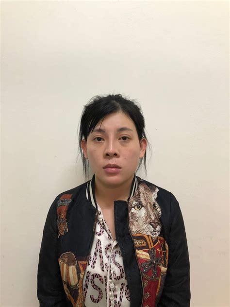 Hot girl rút dao đâm liên tiếp vào bạn cùng phòng vì ở bẩn