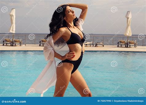 Herrliche Frau Mit Dem Dunklen Haar Im Eleganten Bikini Stockfoto