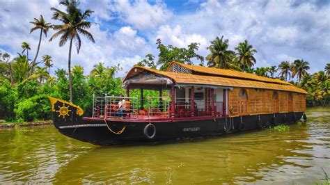 Explore Backwaters Bliss with Alleppey Boat House | Sahyadri Stays