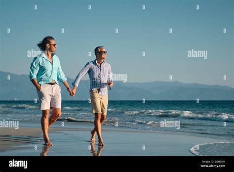 Gay couple at beach Fotos und Bildmaterial in hoher Auflösung Alamy