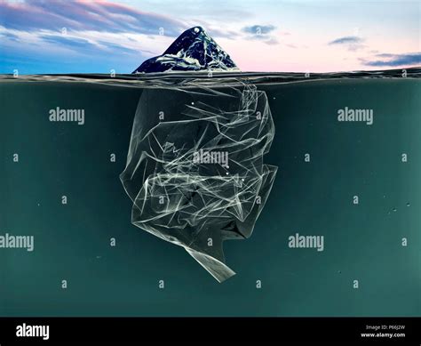 Iceberg De Plástico Basura Flotando En El Océano Con Antecedentes De