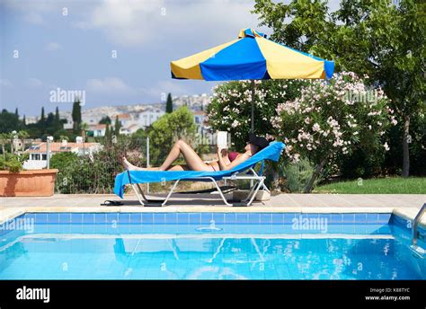 Mujer Joven Tomando Sol En Bikini En Tumbona En La Piscina Fotograf A