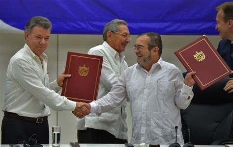 Las Farc Y El Gobierno Colombiano Firman El Histórico Acuerdo Por La