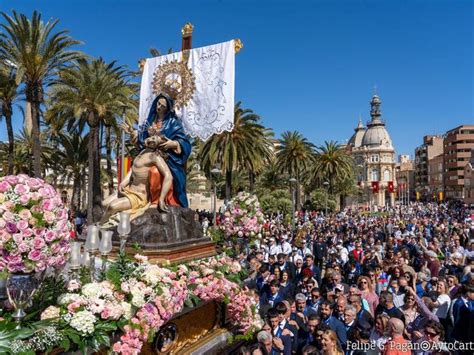 Multitud De Personas Arropan A La Virgen De La Caridad En La