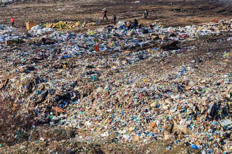 Gente Pobre Recogiendo Basura En El Basurero De La Ciudad Acumulaci N