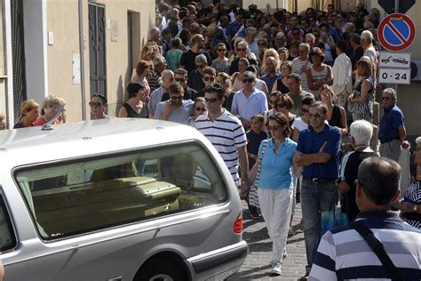 Vigilessa Uccide Il Figlio In Migliaia Ai Funerali Di Francesco