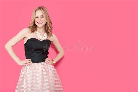 Attraktive Blonde Junge Frau Im Eleganten Partykleid Und Im Goldenen Schmuck Geburtstag Feiernd