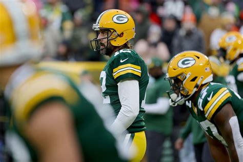 Aaron Rodgers Passes Brett Favre With 443rd Career Td Pass Setting