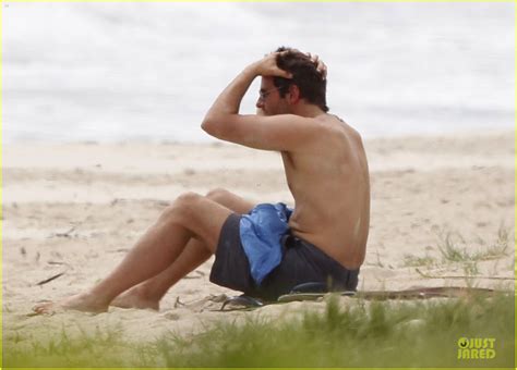 Bradley Cooper Shirtless Relaxing Beach Stud In Hawaii Photo 2952287