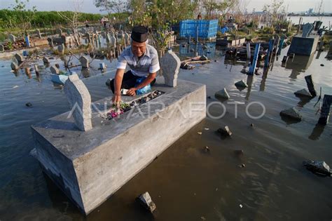 TRADISI NYADRAN KUBUR JELANG RAMADAN ANTARA Foto