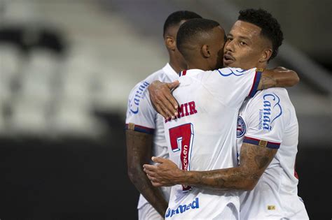 Bahia vence o Botafogo e encosta na ponta do Brasileirão