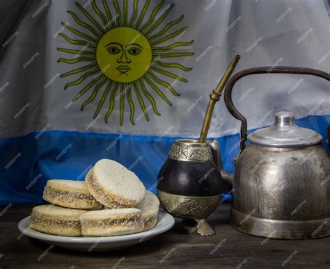 Yerba mate y pavo con alfajores de maicena y dulce de leche. tradición