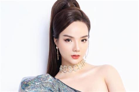 Hot girl Phan Thủy Tiên liên quan đến chai nước hoa nghi nhập