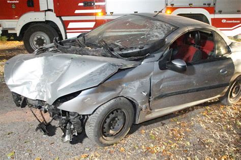 Wiernsheim Auto Knallt Bei Flucht Vor Polizei Frontal Gegen Baum