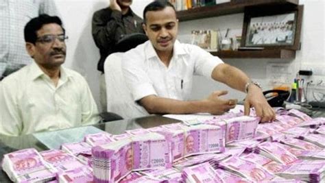 It Officials Seize Rs 30 Lakhs In New Currency From Delhi Jewellery Shop Latest News India