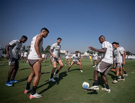 Elenco Do Corinthians Se Despede De C Ssio E Treina Para Jogo Contra O