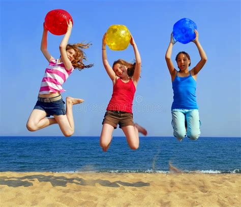 Filles Sur La Plage Photo Stock Image Du Heureux Bonheur 2798568