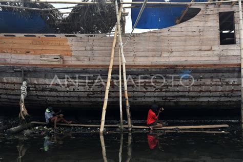 Pembuatan Kapal Kayu Tradisional Antara Foto