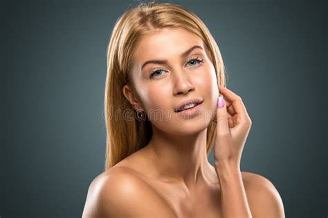 Portret Mooie Blonde Vrouw Met Lang Haar En Blauwe Ogen Stock Foto Image Of Kijk