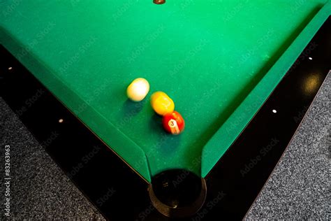 Weiße Kugel gelbe Eins und rote Drei beim Billard in Bewegung Stock