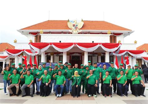 Lepas Wartawan Atlet Porwanas Kontingen Jatim Gubernur