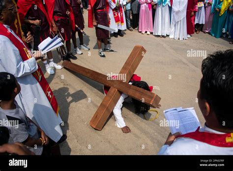 Devotos Cristianos Durante La Procesión Anual Del Viernes Santo Para Recrear La Crucifixión De