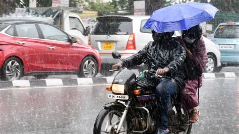 Heavy Rain Lashes Noida Ghaziabad Cloudy Weather In Delhi India News