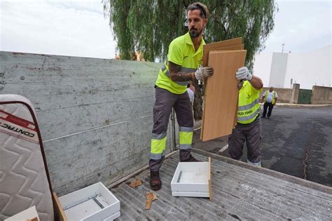 Recogida de enseres en Santa Cruz en el inicio de la campaña 5 días 5