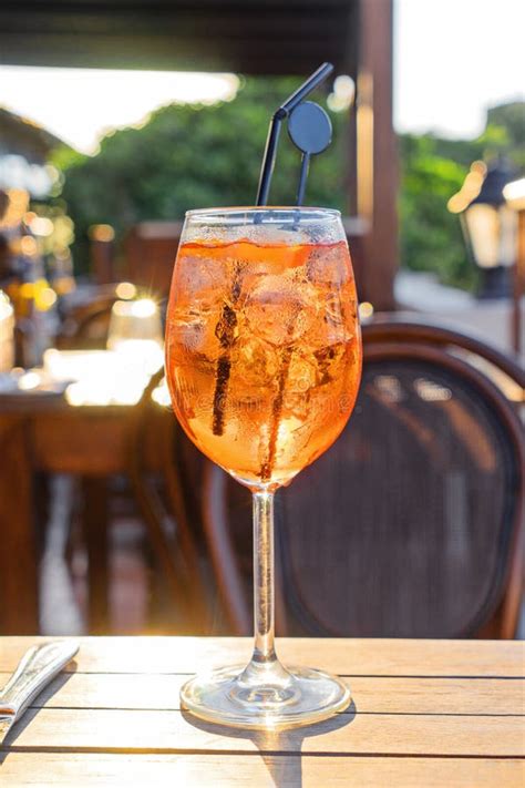 Il Vetro Di Vino Del Cocktail Freddo Aperol Spritz Sulla Tavola Immagine Stock Immagine Di