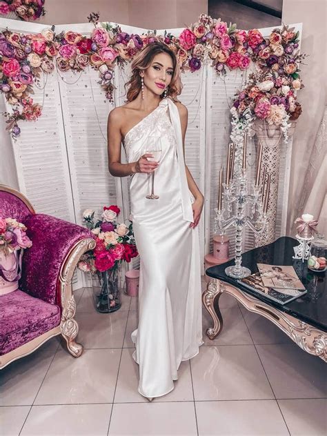 Abito Da Sposa Rito Civile Con Un Sensuale Tessuto Di Satin Impalpabile