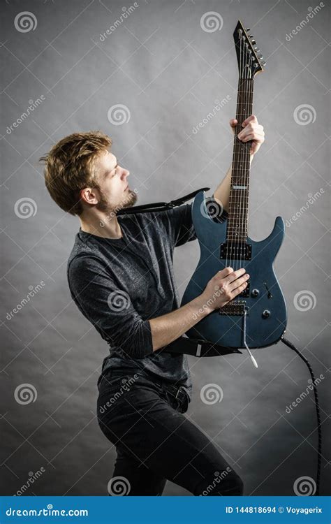 Homem Que Joga Na Guitarra El trica Foto de Stock Imagem de elétrico