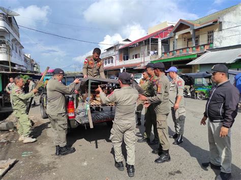 Gunakan Trotoar Dan Bahu Jalan SatPol PP Tertibkan Pedagang Di Eks