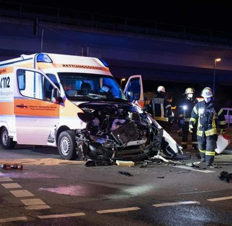 Mehrere Verletzte Bei Unfall Mit Rettungswagen Welt