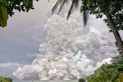 Erupsi Gunung Ruang Keluarkan Abu Vulkanik Setinggi Lima Kilometer